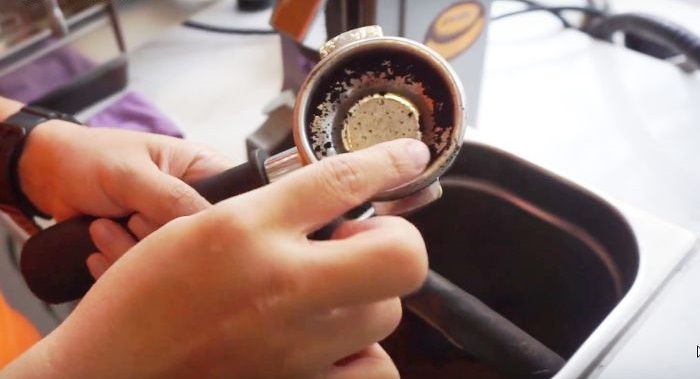 Cách Vệ Sinh Máy Pha Cà Phê Espresso Chi Tiết, Đúng Cách 1 Cặn cà phê, dầu và khoáng chất tích tụ trong máy có thể ảnh hưởng đến hương vị của cà phê