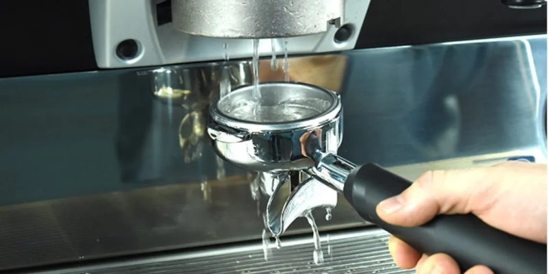 Cách Vệ Sinh Máy Pha Cà Phê Espresso Chi Tiết, Đúng Cách 2 Vệ sinh portafilter bằng cách xả qua nước nóng