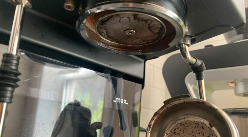 Cách Vệ Sinh Máy Pha Cà Phê Espresso Chi Tiết, Đúng Cách 5 Group head và portafilter là những bộ phận cần tháo rời và vệ sinh thường xuyên