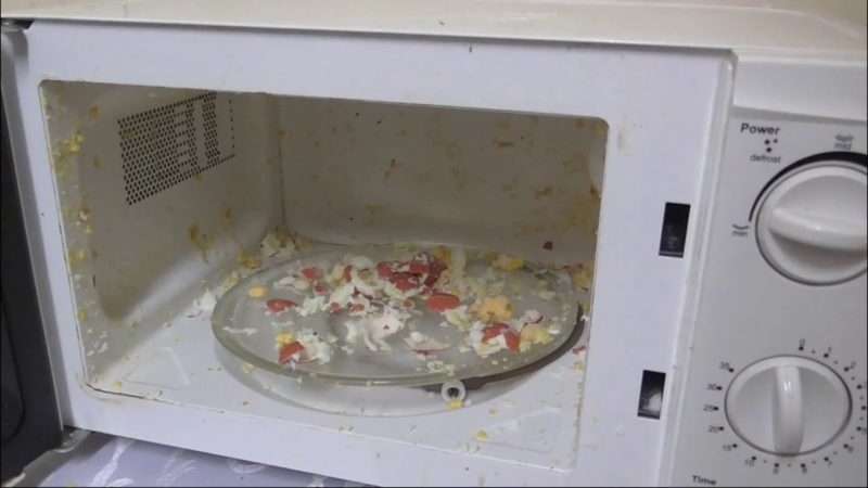 5 nguyên nhân gây ra lò vi sóng phát ra tia lửa điện phổ biến nhất 3 Vết thức ăn bám dính vào lò vi sóng