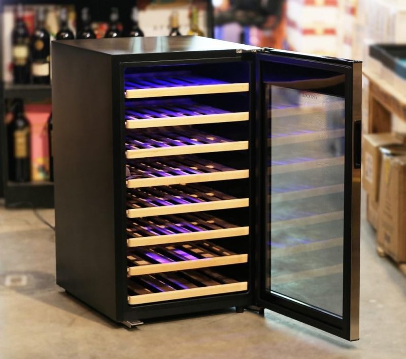 Bí quyết chọn mua tủ bảo quản rượu vang chuẩn chỉnh nhất 3 Hãy chọn mua tủ bảo quản rượu vang từ những thương hiệu nổi tiếng để được hỗ trợ tốt nhất