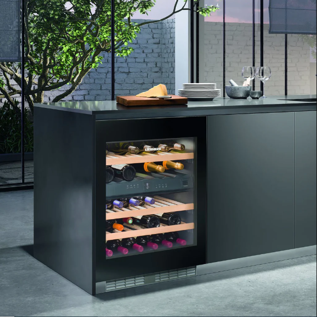 Hướng Dẫn Vệ Sinh Tủ Rượu Vang Giúp Rượu Ngon Và Tủ Bền 2 Bảo dưỡng tủ rượu định kỳ khiến tủ luôn mới