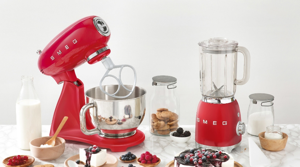Máy trộn bột đa năng Smeg SMF02 - Sự lựa chọn tuyện vời cho căn bếp của mọi gia đình Máy trộn bột đa năng Smeg SMF02