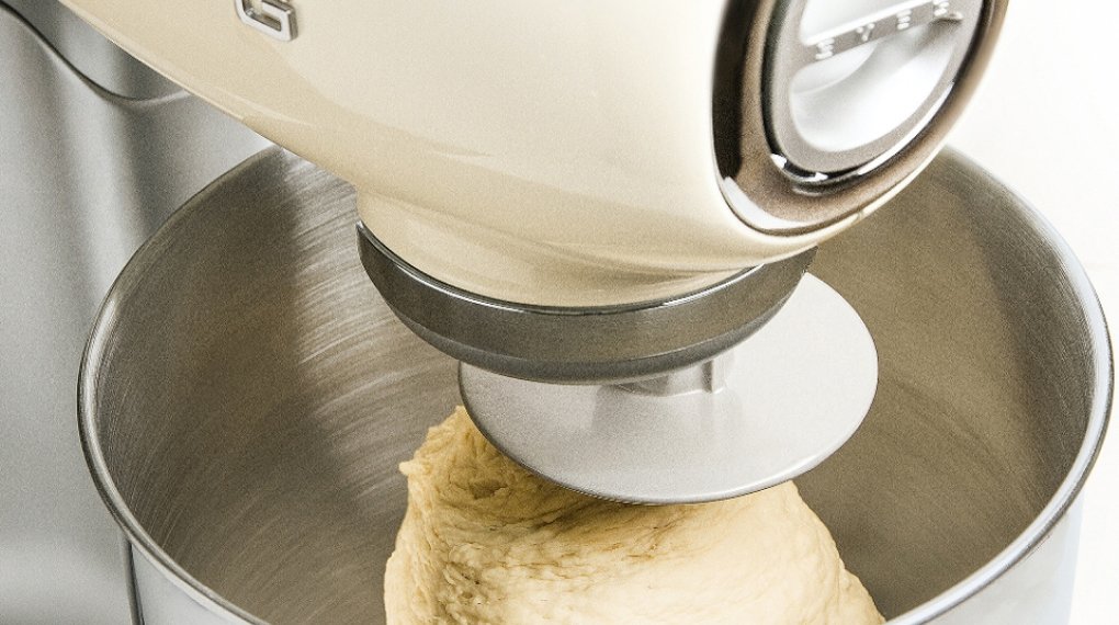 Máy trộn bột đa năng Smeg SMF02 - Công suất hoạt động Máy trộn bột đa năng Smeg SMF02