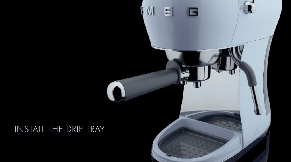 Máy pha cà phê bán tự động Smeg ECF02 - Khay hứng nước và ngăn chứa bã dễ tháo rời GIF KHAY Gia Dụng Đức Đà Nẵng