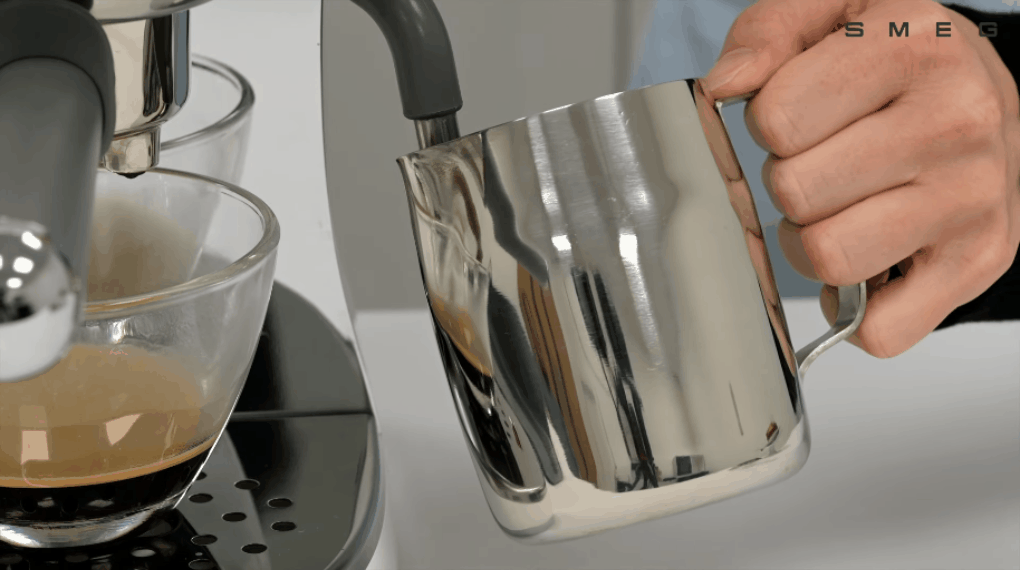 Máy pha cà phê bán tự động Smeg ECF02 - Vòi tạo bọt sữa chuyên nghiệp GIF nguoi tao bot Gia Dụng Đức Đà Nẵng